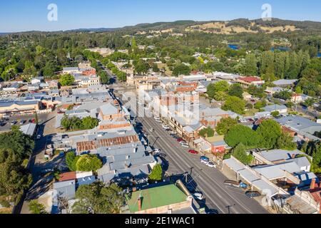 Luftaufnahme der Haupteinkaufsstraße in Beechworth, Victoria, Australien Stockfoto
