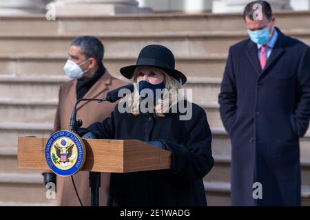 Die Kongressabgeordnete Carolyn Maloney (D-NY) mit Gesichtsmaske spricht während einer Pressekonferenz im City Hall in New York City. Bürgermeister de Blasio schloss sich den Kongressmitgliedern an und forderte nach der gewaltsamen Belagerung des US-Kapitols durch Trump-Anhänger, die fünf Tote hinterließen, eine rasche Amtsenthebung von Präsident Donald Trump. Stockfoto