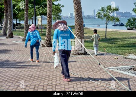 Untergeordnete Kopie Eltern. Lustige Kind Kopieren arbeiten Eltern schleppen eine Linie zusammen mit ihnen. Thailand, Südostasien Stockfoto