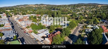 Luftpanorama der Hauptstraße in Beechworth, Victoria, Australien Stockfoto