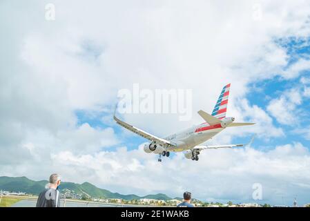 Amerikanische Flugzeuge landen auf dem Princess Juliana International Airport auf der Insel St.maarten. Stockfoto