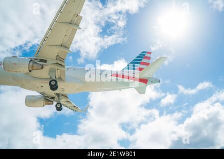 Amerikanische Flugzeuge landen auf dem Princess Juliana International Airport auf der Insel St.maarten. Stockfoto