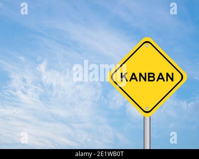 Gelbes Transportschild mit Wort Kanban auf blauem Himmel Hintergrund Stockfoto