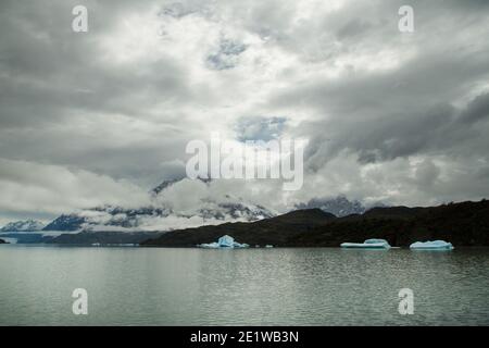 Eisberge, die vom Glacier Grey abgekalbt wurden, schwimmen in den Gewässern des Lago Grey, des Torres del Paine Nationalparks, Patagonien, Chile Stockfoto