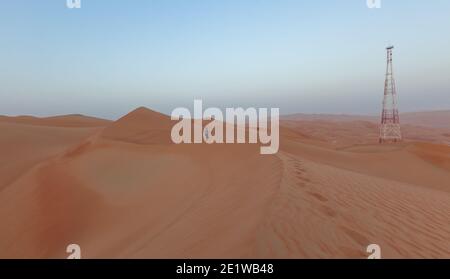 Telekommunikationsturm mitten in der arabischen Wüste Stockfoto