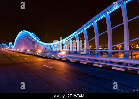 Vereinigte Arabische Emirate, Dubai, Blick auf die Meydan-Brücke bei Nacht, 23. september 2016 Stockfoto