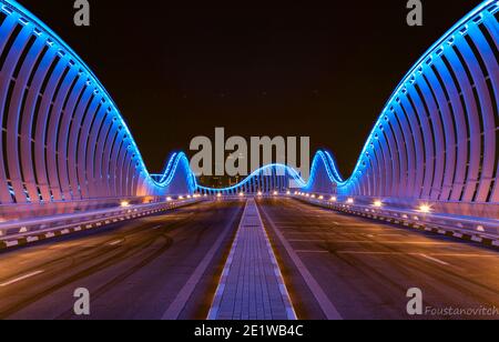 Vereinigte Arabische Emirate, Dubai, Blick auf die Meydan-Brücke bei Nacht, 23. september 2016 Stockfoto