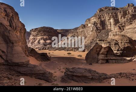 Felsige Wüstenlandschaft von Tassili von Hoggar - Tin Akachaker Stockfoto