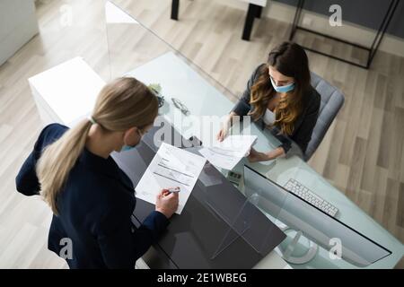 Hotelrezeption Geschützt Durch Medizinische Maske Von Covid 19 Stockfoto