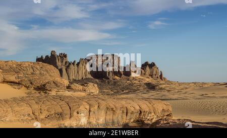 Felsige Wüstenlandschaft von Tassili von Hoggar - Tin Akachaker Stockfoto