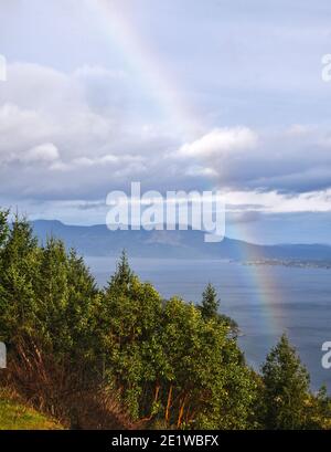 Regenbogen über Saanich Inlet Stockfoto