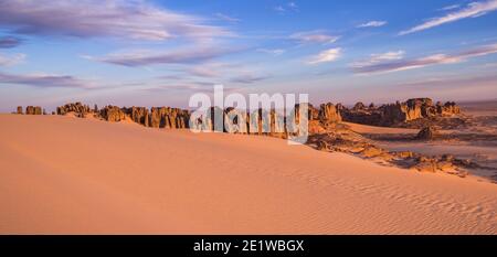 Felsige Wüstenlandschaft von Tassili von Hoggar - Tin Akachaker Stockfoto