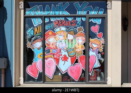 Vielen Dank Healthcare Workers Hearts Nachricht Kunstwerk Zeichen auf dem Fenster Coronavirus Quarantäne. Stockfoto