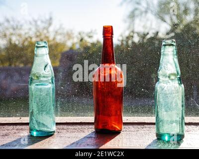 Phoneix, 2. JAN 2021 - Nahaufnahme von drei Glasflaschen im berühmten Taliesin West World Hertiage Gebäude Stockfoto