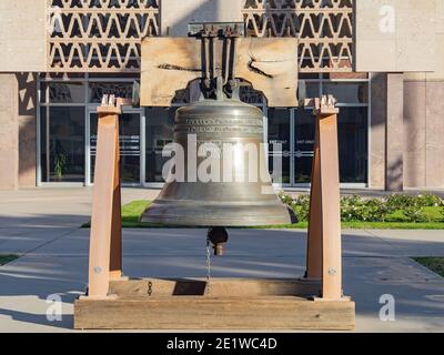 Phoneix, 3. JAN 2021 - Sonnenansicht der Bronzeglocke Stockfoto