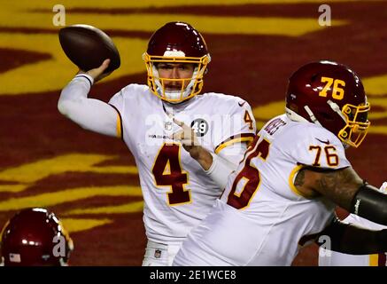 Landover, Usa. Januar 2021. Washington Football Team Quarterback Taylor Heinicke (4) tritt gegen die Tampa Bay Buccaneers während der ersten Hälfte eines Wild Card Playoff-Spiel auf FedEx Field in Landover, Maryland am Samstag, 9. Januar 2021. Foto von David Tulis/UPI Credit: UPI/Alamy Live News Stockfoto