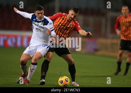 Benevento, Italien. Januar 2021. Robin Gosens (Atalanta) und Christian Maggio (Benevento) konkurrieren um den Ball während der Serie EIN Spiel zwischen Benevento Calcio und Atalanta BC im Stadio Comunale Ciro Vigorito am 09. Januar 2021 in Benevento, Italien. (Foto von Giuseppe Fama/Pacific Press) Quelle: Pacific Press Media Production Corp./Alamy Live News Stockfoto