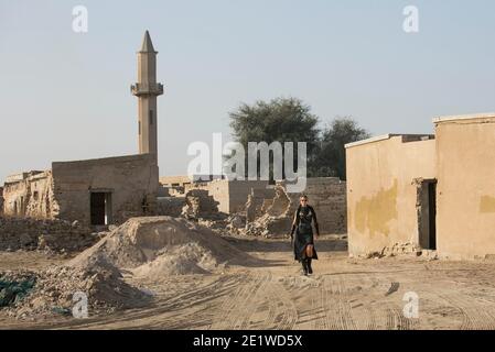 Frau mittleren Alters trägt Steampunk Kostüm der Freiheit Kämpfer in Ihr altes zerstörtes Dorf Stockfoto