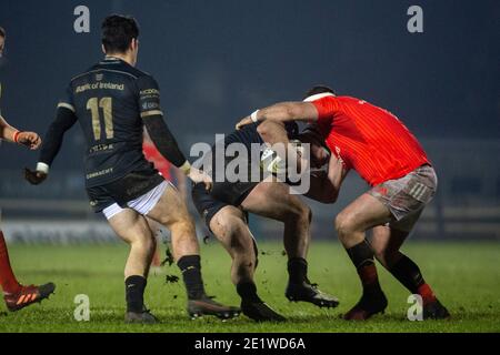 Galway, Irland. Januar 2021. Tom Daly von Connacht von James Cronin von Münster während des Guinness PRO14 Runde 11 Match zwischen Connacht Rugby und Munster Rugby auf dem Sportplatz in Galway, Irland am 9. Januar 2021 (Foto von Andrew SURMA/SIPA USA) Kredit: SIPA USA/Alamy Live News Stockfoto