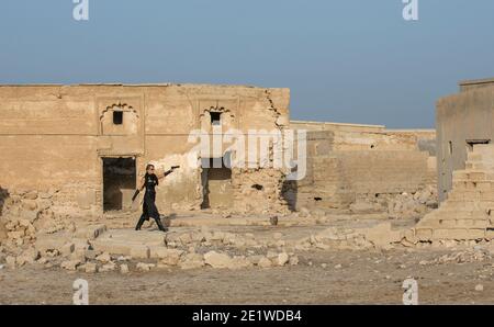 Frau mittleren Alters trägt Steampunk Kostüm der Freiheit Kämpfer in Ihr altes zerstörtes Dorf Stockfoto