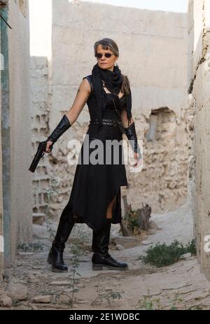 Frau mittleren Alters trägt Steampunk Kostüm der Freiheit Kämpfer in Ihr altes zerstörtes Dorf Stockfoto