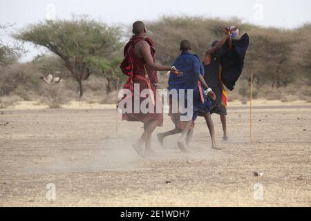 Junge Masai Krieger spielen Fußball in der Savanne Stockfoto