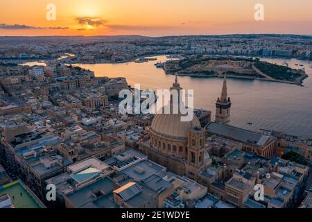 Luftaufnahme von Valletta, Malta mit Basilika unserer Lieben Frau vom Berg Karmel bei Sonnenuntergang Stockfoto