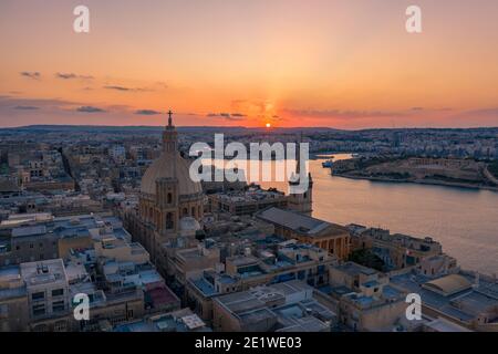 Luftaufnahme von Valletta, Malta mit Basilika unserer Lieben Frau vom Berg Karmel bei Sonnenuntergang Stockfoto
