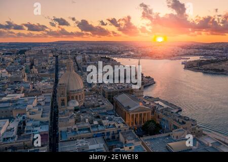Luftaufnahme von Valletta, Malta mit Basilika unserer Lieben Frau vom Berg Karmel bei Sonnenuntergang Stockfoto