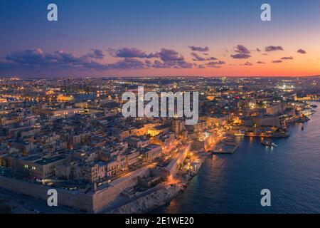 Luftaufnahme von Valletta, Malta mit Basilika unserer Lieben Frau vom Berg Karmel bei Sonnenuntergang Stockfoto