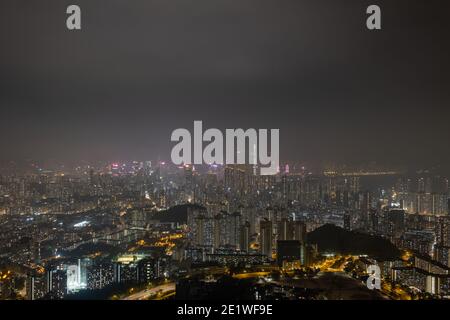 Nachtblick von Kowloon mit Blick auf Victoria Harbour während einer Nachtwanderung in Hongkong Stockfoto