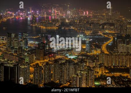 Nachtblick von Kowloon mit Blick auf Victoria Harbour während einer Nachtwanderung in Hongkong Stockfoto