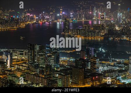 Nachtblick von Kowloon mit Blick auf Victoria Harbour während einer Nachtwanderung in Hongkong Stockfoto