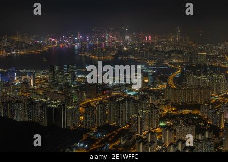 Nachtblick von Kowloon mit Blick auf Victoria Harbour während einer Nachtwanderung in Hongkong Stockfoto