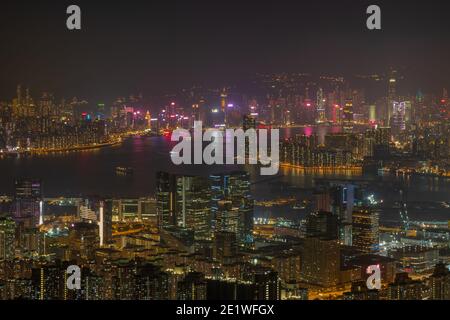 Nachtblick von Kowloon mit Blick auf Victoria Harbour während einer Nachtwanderung in Hongkong Stockfoto