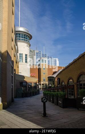 Basingstoke, Großbritannien - 25. Dezember 2020: Blick auf den Festival Square im Zentrum von Basingstoke, Hampshire an einem sonnigen Wintertag mit Restaurant Stockfoto