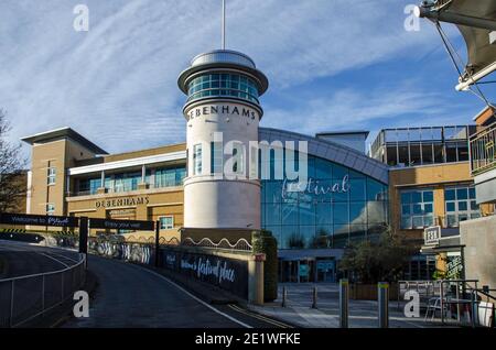 Basingstoke, Großbritannien - 25. Dezember 2020: Eintritt in das große Festival Place Einkaufszentrum in der Mitte von Basingstoke, Hampshire an einem sonnigen Winter Mo Stockfoto