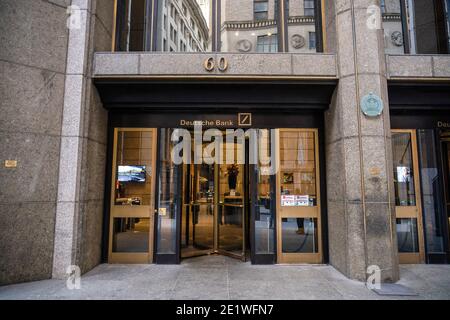 New York, Usa. Januar 2021. Ein Blick auf die Zentrale der Deutschen Bank AG in New York an der Wall Street in New York City. Die Deutsche Bank AG hat sich bereit erklärt, mehr als 130 Millionen US-Dollar für die Beilegung von Straf- und Zivilklagen zu zahlen, was die Untersuchung der Bundesregierung zur Bestechung ausländischer Amtsträger und die Manipulation des Marktes für Edelmetalle-Futures durch eine als Spoofing bekannte Handelstaktik zur Folge hatte. Die Deutsche Bank AG wird wegen ihres Umgangs mit der Trump-Organisation noch immer vom Staat New York untersucht. Kredit: SOPA Images Limited/Alamy Live Nachrichten Stockfoto