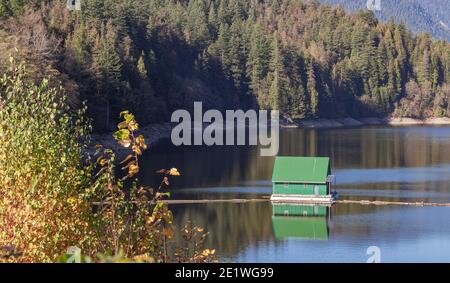 Wunderschöne Herbstlandschaft des grünen Bootshauses am Cleveland Dam Stausee in der Nähe von North Vancouver, BC Stockfoto