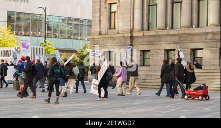 Vancouver, BC, Kanada - November 1,2020. Friedlicher Protest Anti-Lockdown, Anti-Impfstoff und Anti-Maske-Demonstranten inszenieren eine Demonstration. Selektiver Fokus, Stockfoto