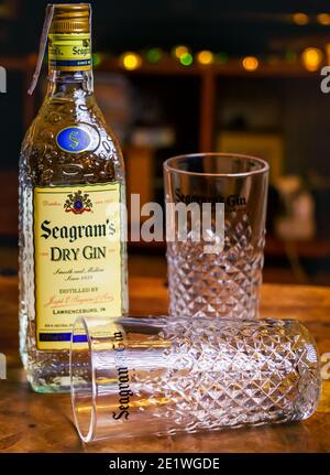 BARCELONA, SPANIEN - 3. JANUAR 2021: Flasche Seagrammes Gin, der meistverkaufte Gin, seit 1939 hergestellt. Stockfoto