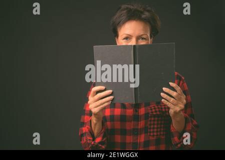 Reifen schöne Frau mit kurzen Haaren auf schwarzem Hintergrund Stockfoto