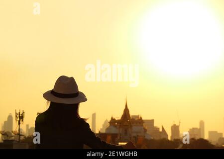 Frau in Hut Genießen Sie einen fantastischen Blick auf Bangkok Skyline mit den beliebten Sehenswürdigkeiten, Thailand Stockfoto