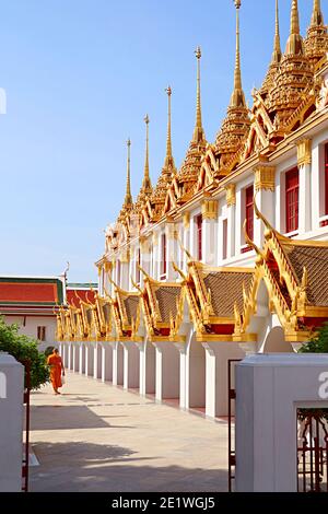 Atemberaubende Außenansicht des historischen Loha Prasat (Eiserne Burg) im Wat Ratchanatdaram Tempel in der Altstadt von Bangkok, Thailand Stockfoto