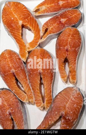 Auf Eis liegen gekühlte Fische aus rotem Lachs Stockfoto
