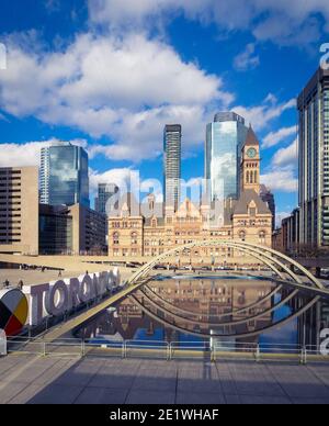 Ein Blick auf Old City Hall, 3D TORONTO Schild, und Nathan Phillips Square in der Innenstadt von Toronto, Ontario, Kanada. Stockfoto