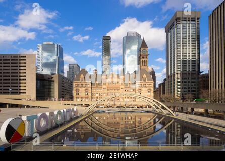 Ein Blick auf Old City Hall, 3D TORONTO Schild, und Nathan Phillips Square in der Innenstadt von Toronto, Ontario, Kanada. Stockfoto