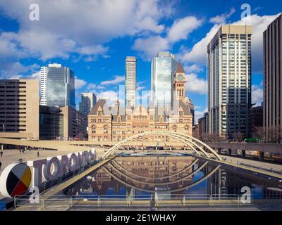 Ein Blick auf Old City Hall, 3D TORONTO Schild, und Nathan Phillips Square in der Innenstadt von Toronto, Ontario, Kanada. Stockfoto