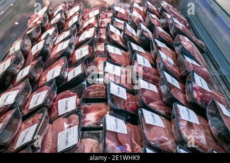 Abgepackte Fleischstücke auf einer Supermarktvitrine Stockfoto