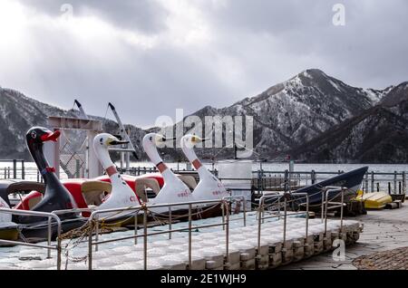 Bergseenlandschaft im Winter. Der See Chūzenji ist ein malerischer See im Nationalpark Nikkō in der Stadt Nikkō, Präfektur Tochigi, Japan. Stockfoto